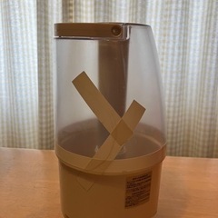 おしゃれなフォルムの加湿器レッドの画像