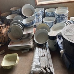 お皿、お椀、食器類たくさん！差し上げます。