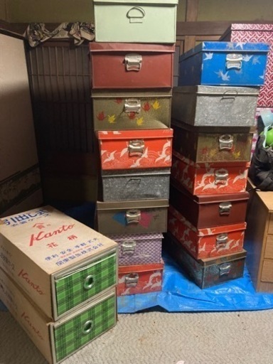 ブリキの衣裳ケース　古くて汚れてます