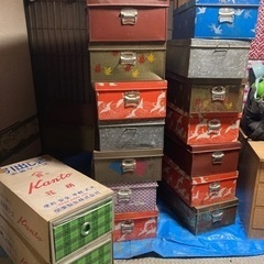 ブリキの衣裳ケース　古くて汚れてます