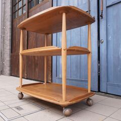 イギリスercol(アーコール)社のエルム無垢材を使用したトロリーワゴンです！丸みを帯びた愛らしいフォルムは優しい雰囲気に♪キッチンはもちろん書斎や寝室、ランドリーにもオススメのサイドテーブルです。DB305の画像