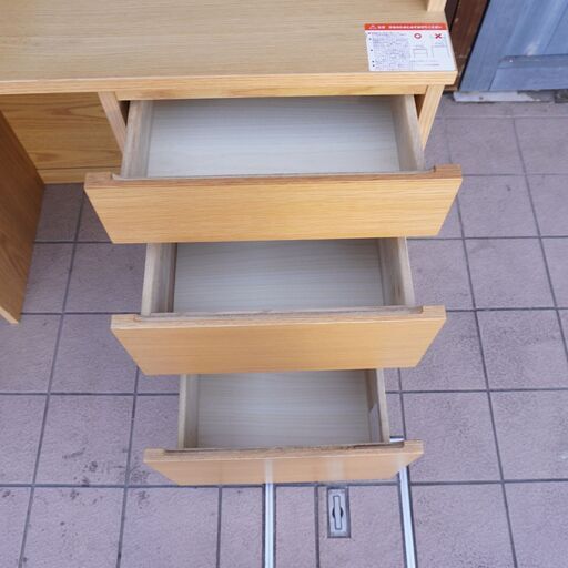 人気の無印良品(MUJI)のオーク材 カップボードです！！シンプルで低めの食器棚は圧迫感を感じさせず、引き戸扉は使い勝手もよく2人暮ら