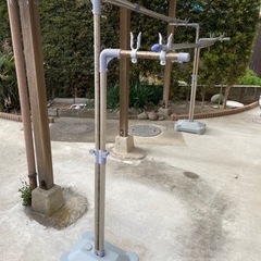 物干し竿 3本と物干し台の画像