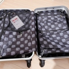 スーツケース　キャリバック　シルバーの画像