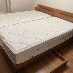 ヘッドライト、電源プラグ、引き出しを備えた木製ベッド フレームの FRANCEBED ライフ トリートメント マットレス。
