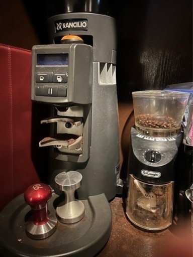 業務用コーヒーマシンとグラインダー