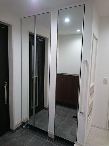 ミラーの収納扉　造作家具