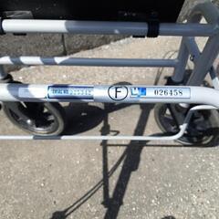 シルバー歩行車(歩行器)の画像