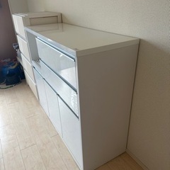 食器用の棚の画像