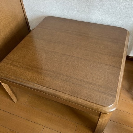 脚が折りたためるこたつ