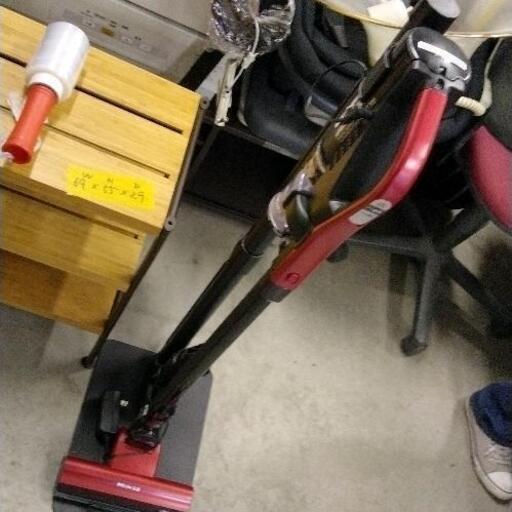 0220-149 日立充電式掃除機 黒×赤