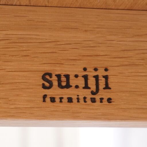 建材メーカーのWOODONEが手掛けるSu:iji furniture(スイージーファニチャー)のオーク無垢材 ダイニングテーブルです。ナラ材の節が魅力的な表情を生み出しているナチュラルな質感の食卓♪DB340