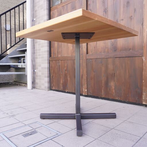 ACME FURNITURE(アクメファニチャー)のグランビューカフェテーブルです。コンパクトなサイズはソファーのサイドテーブルにも。