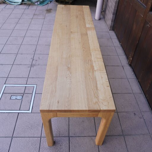 建材メーカーのWOODONEが手掛けるSu:iji furniture(スイージーファニチャー)のオーク無垢材 ベンチです。楢材の節を残した自然な表情が魅力的なナチュラルな質感のダイニングベンチ。DB347