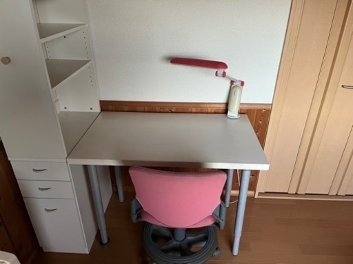 しろとピンクがよく合う学習机