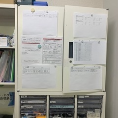 スチール書棚4台、鍵付き扉1つ、引き出し一つの画像