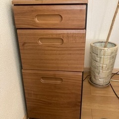 キャスター付きデスク収納の画像