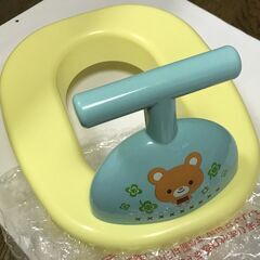 補助便座 脚フックつき 使用頻度少なく綺麗 （販売元：西松屋）