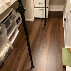 山善 突っ張り ハンガーラック 衣類収納 幅166cm 耐荷重60kg 2段 たっぷり収納 たて・よこ伸縮 ひっかけ棒付属 かんたん設置 組立品 ブラックの画像