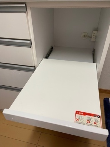 引受先決まりました！白色　食器棚　キッチンボード