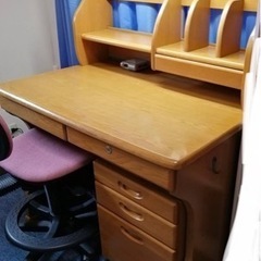 学習机　ライト、チェスト、椅子付きの画像