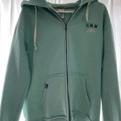 薄いグリーンのパーカー