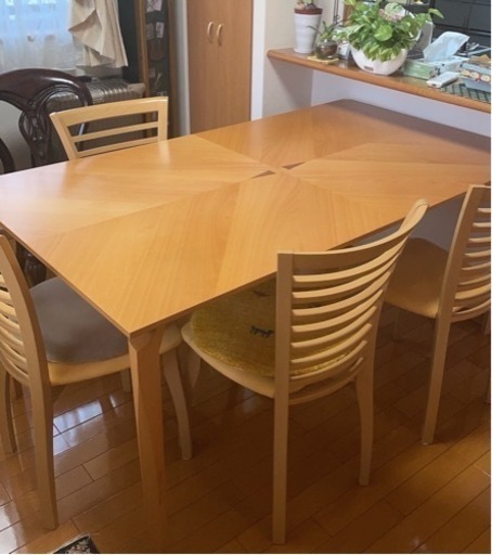 スペイン製ダイニングテーブル、中古美品です。