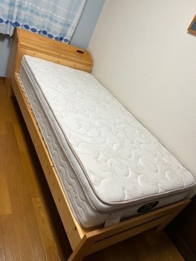 シングルベッド、マットレス　（棚付き）