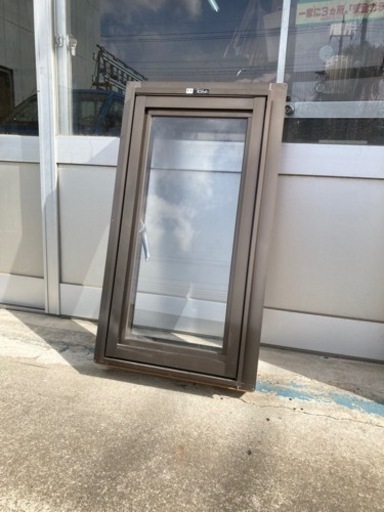 不二サッシ社　たてすべり出し窓グレモンハンドル　横引収納網戸・窓枠付