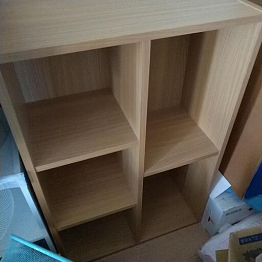 茶色のやや背の低い棚