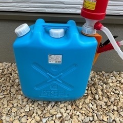灯油ポリタンクと給油ポンプ