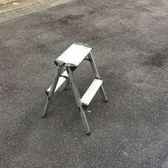 2尺のアルミ脚立　1500円