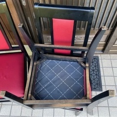 純喫茶やジャズ喫茶にあるようなチェア　ビンテージ　昭和レトロ　椅子　赤と黒のシックなデザインの画像