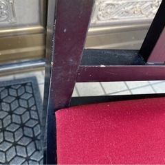 純喫茶やジャズ喫茶にあるようなチェア　ビンテージ　昭和レトロ　椅子　赤と黒のシックなデザインの画像