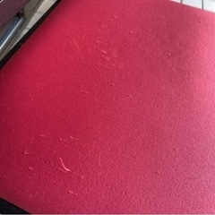 純喫茶やジャズ喫茶にあるようなチェア　ビンテージ　昭和レトロ　椅子　赤と黒のシックなデザインの画像