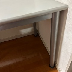 事務机3台、長テーブル1台の画像