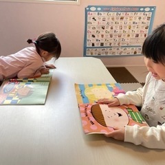 外国人講師とグループレッスンの画像