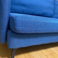 青ソファーの画像