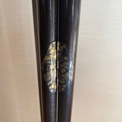 黒漆塗り　衣紋掛け　着物掛け　金彩　真鍮金具　高級　アンティーク　山　川　民家　の画像