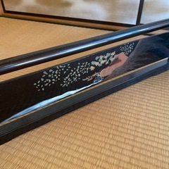 黒漆塗り　衣紋掛け　着物掛け　金彩　真鍮金具　高級　アンティーク　山　川　民家　の画像