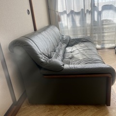 ゆったり2人がけのカリモクのソファーですの画像