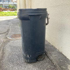アメリカ製の大きなゴミ箱の画像