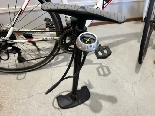 ロードバイクと専用空気入れ