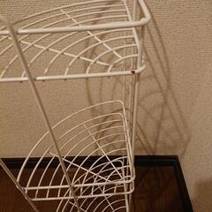 2月末まで。三角コーナーラックの画像