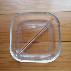 四角のガラス食器の画像