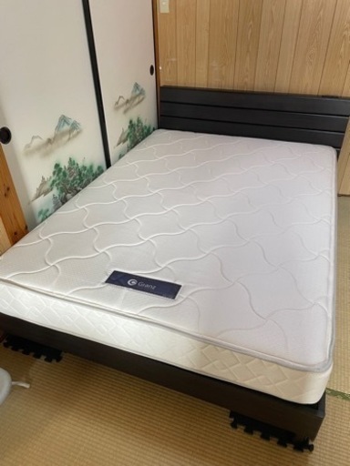 ニトリのアイアン調フレームのダブルベッド?