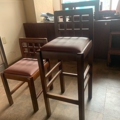 カウンター用の椅子とちょっと低い椅子です。の画像