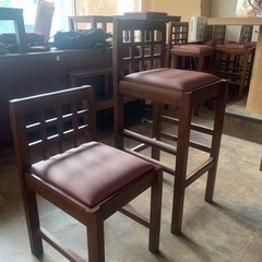 カウンター用の椅子とちょっと低い椅子です。の画像