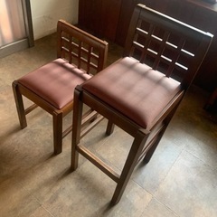 カウンター用の椅子とちょっと低い椅子です。