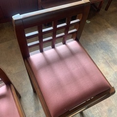 カウンター用の椅子とちょっと低い椅子です。の画像